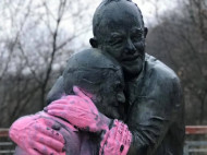 В Киеве вандалы изуродовали известный памятник (фото)