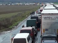 На западной границе Украины образовались многокилометровые пробки: что происходит (фото, видео)