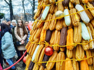 В Киеве поставили самую большую елку из эклеров и установили рекорд (фото)