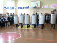 В России на школьной линейке тюремный спецназ показал, как разгоняет митинги (видео)