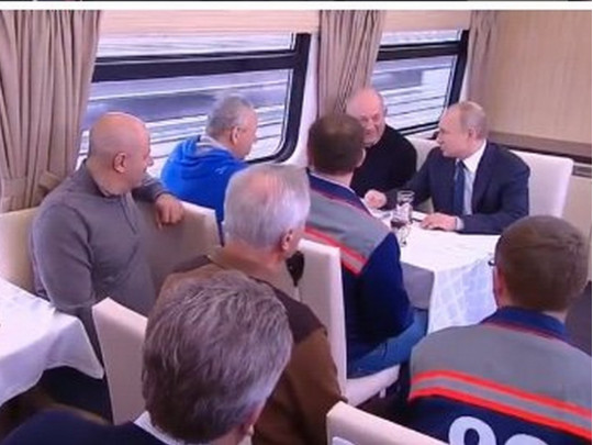 Путин в поезде