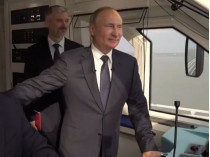 Путин в поезде на Крымском мосту