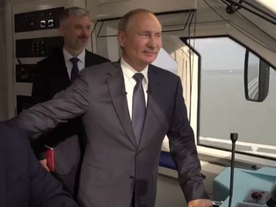 Путин в поезде на Крымском мосту