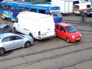Полиция нашла "героиню парковки", машину которой семь раз передвигали пассажиры трамваев в Одессе: что ей грозит (видео)