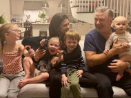 Алек Болдуин и его жена показали милое домашнее видео, в котором раскрывают пол будущего ребенка четырем малышам