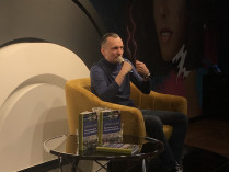 Юрий Голик на презентации своей книги