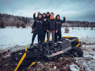 У богатых свои причуды: элитный Mercedes G63 AMG подняли на вертолете и сбросили с высоты 300 метров (видео)