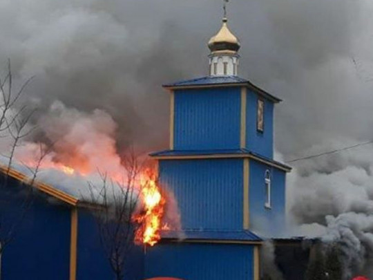 В Киеве загорелась церковь: первые фото и видео ЧП