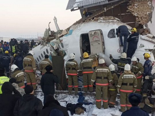 Авиакатастрофа в Казахстане: в сеть попало трогательное видео спасения младенца из-под обломков самолета