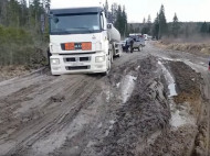 Невозможно проехать: фуры застряли в грязи на трассе Николаев-Кропивницкий (видео)