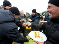 Первый обед на свободе: в сети показали, чем угощали вернувшихся из плена украинцев (фото)