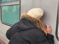 Женщина целует поезд