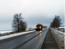 Машина на дороге зимой