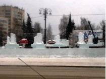 В сети обсуждают фото странного ледового городка в России