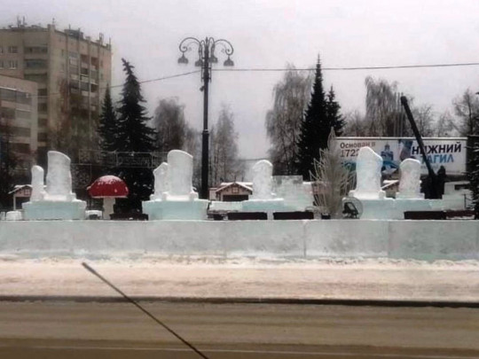 В сети обсуждают фото странного ледового городка в России