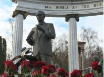 Памятник на могиле ВалерияЛобановского