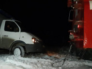 Авто с детьми застряло в снежном заносе на Хмельнитчине: фото с места ЧП