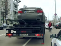 Скриншот с видео эвакуации авто в Киеве