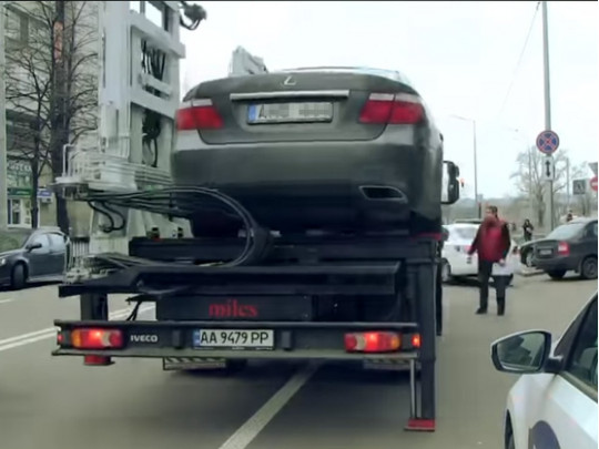 Скриншот с видео эвакуации авто в Киеве