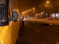 В Днепре маршрутка насмерть сбила молодую женщину: появились фото и видео с места аварии