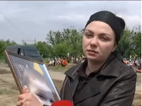 Мать убитого ребенка с его фото