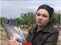 Мать убитого ребенка с его фото
