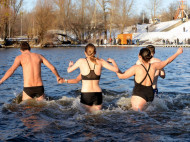 Водой запасаться не стоит: в ПЦУ разъяснили, смывает ли грехи купание на Крещение