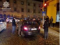 Во Львове таксист с напарником украли банковский терминал с деньгами (фото)
