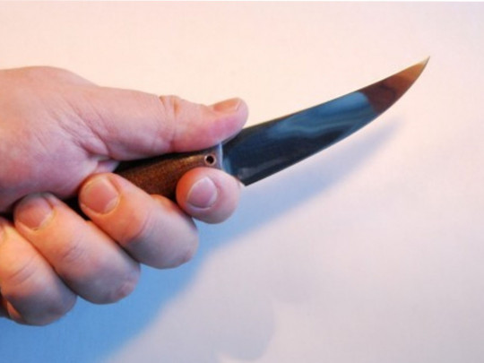 Ударил ножом в грудь: неадекват напал на продавца в запорожском магазине (видео)