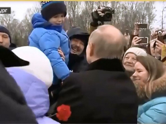 Путин на Пискаревском кладбище