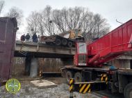 Грузовик завис на мосту и перекрыл движение по крупной трассе на Полтавщине (фото)