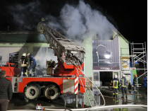 Тушение пожара в мебельном городке под Киевом