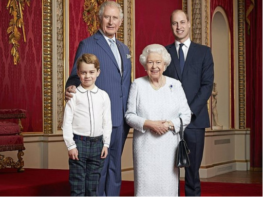Королева с принцами Чарльзом, Уильямом и Джорджем