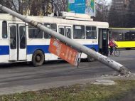 Во Львове бетонный столб рухнул на троллейбус с пассажирами: подробности, фото и видео с места ЧП