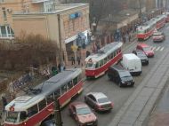 В Киеве трамвай столкнулся с такси и устроил гигантскую пробку (фото и видео)