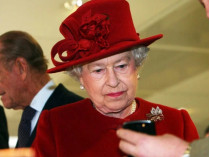 Королева Елизавета смотрит на смартфон