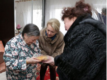 Блокадница и чиновницы с хлебом в Крыму
