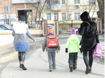 Мамы забирают детей из школы