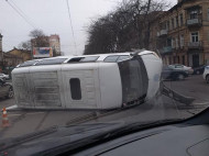 В Одессе перевернулся микроавтобус с пассажирами: в числе пострадавших ребенок