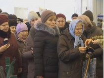 Пожилые женщины в очереди на КПВВ Донбасса