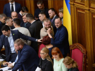 Тимошенко сломала микрофон Разумкова и повредила палец (фото)