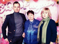 Роман Борминов с мамой и женой