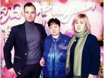 Роман Борминов с мамой и женой