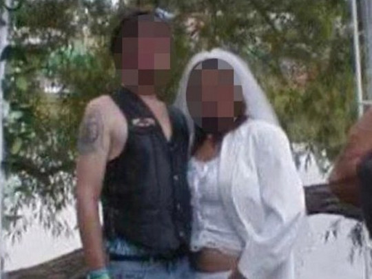 Невеста в странном наряде с женихом