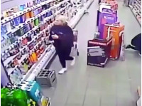 Женщина в супермаркете