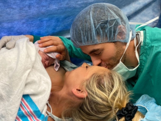 Курникова и Иглесиас показали своего новорожденного ребенка