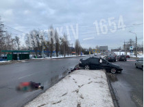 В Харькове на пешеходном переходе легковушка насмерть сбила двух женщин (фото 18+)