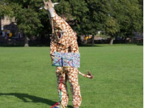 В костюме жирафа