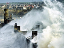 На Великобританию обрушился мощный ураган: появились данные о первых жертвах (фото, видео)