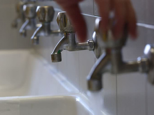 Руки не мыть: в симферопольских школах ввели «водные» ограничения
